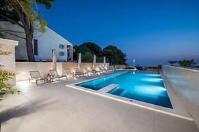 Bumblebee apartments & rooms with pool