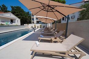 Bumblebee apartments & rooms with pool