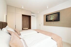 Bumblebee apartments & rooms with pool