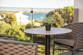Bumblebee apartments & rooms with pool