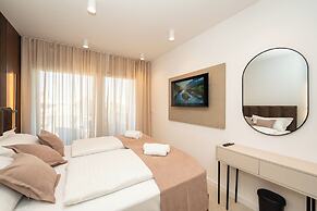 Bumblebee apartments & rooms with pool