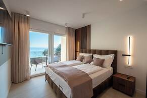 Bumblebee apartments & rooms with pool