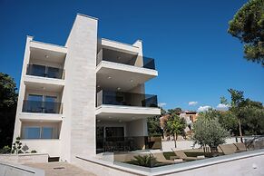 Bumblebee apartments & rooms with pool