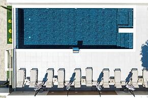 Bumblebee apartments & rooms with pool