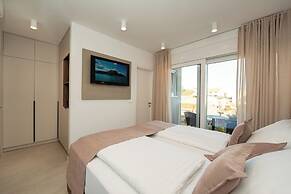 Bumblebee apartments & rooms with pool