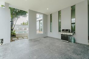 Teak 5BR Pool Villa Bang Tao + Airport Shuttle