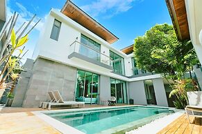 Teak 5BR Pool Villa Bang Tao + Airport Shuttle