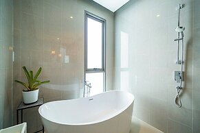 Teak 5BR Pool Villa Bang Tao + Airport Shuttle