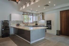 Luxury 3BR Villa 5 Private Pool, Gym & Jacuzzi