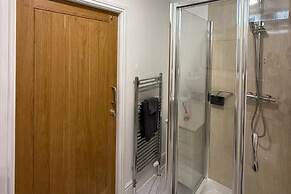1 Bed Flat - Sleeps 2 - Parking - Wifi