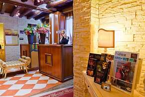 HOTEL HENRY