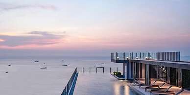Great Location, Walk To The Beach and Best Pool