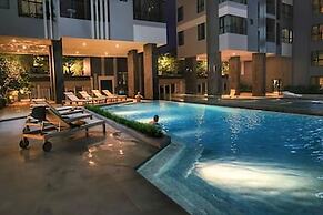 Great Location, Walk To The Beach and Best Pool