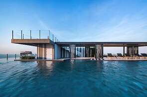 Great Location, Walk To The Beach and Best Pool