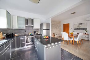 Lena Court - Spacious 3bdr, City Views