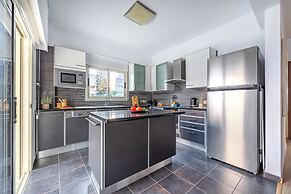 Lena Court - Spacious 3bdr, City Views