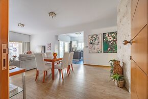Lena Court - Spacious 3bdr, City Views