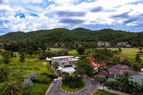 Ultra-Modern 6-Bedroom in GolfCourse PH6
