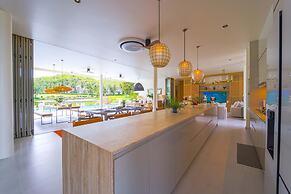 Ultra-Modern 6-Bedroom in GolfCourse PH6