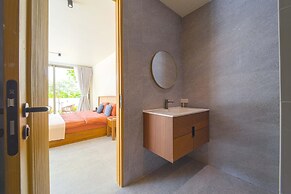 Ultra-Modern 6-Bedroom in GolfCourse PH6