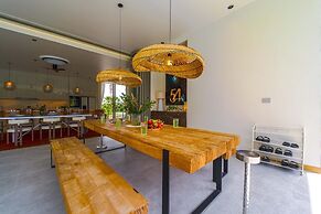 Ultra-Modern 6-Bedroom in GolfCourse PH6