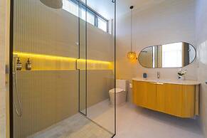 Ultra-Modern 6-Bedroom in GolfCourse PH6