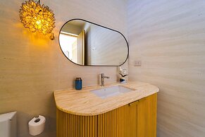Ultra-Modern 6-Bedroom in GolfCourse PH6