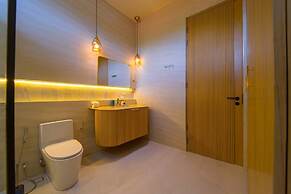 Ultra-Modern 6-Bedroom in GolfCourse PH6
