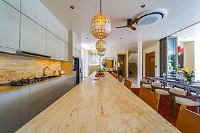 Ultra-Modern 6-Bedroom in GolfCourse PH6