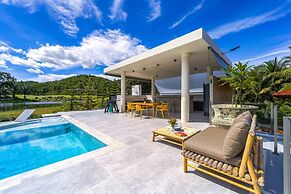 Ultra-Modern 6-Bedroom in GolfCourse PH6