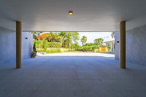 Ultra-Modern 6-Bedroom in GolfCourse PH6