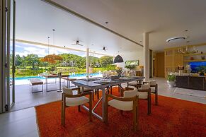 Ultra-Modern 6-Bedroom in GolfCourse PH6