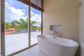 Ultra-Modern 6-Bedroom in GolfCourse PH6