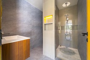Ultra-Modern 6-Bedroom in GolfCourse PH6
