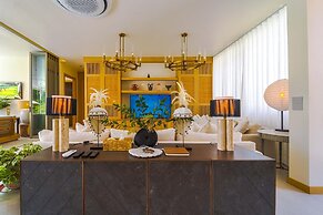 Ultra-Modern 6-Bedroom in GolfCourse PH6