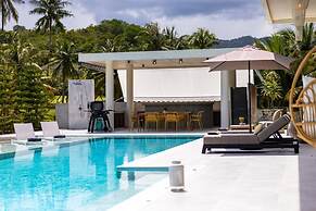 Ultra-Modern 6-Bedroom in GolfCourse PH6