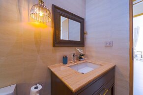 Ultra-Modern 6-Bedroom in GolfCourse PH6