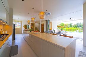 Ultra-Modern 6-Bedroom in GolfCourse PH6