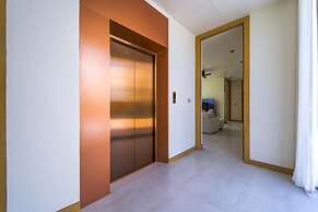 Ultra-Modern 6-Bedroom in GolfCourse PH6