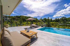 Ultra-Modern 6-Bedroom in GolfCourse PH6