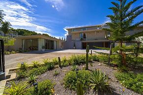Ultra-Modern 6-Bedroom in GolfCourse PH6