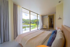 Ultra-Modern 6-Bedroom in GolfCourse PH6