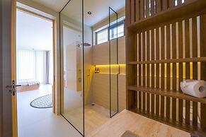 Ultra-Modern 6-Bedroom in GolfCourse PH6