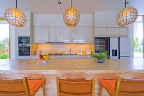 Ultra-Modern 6-Bedroom in GolfCourse PH6