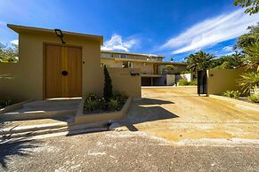 Ultra-Modern 6-Bedroom in GolfCourse PH6