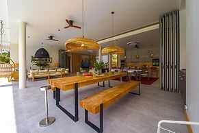 Ultra-Modern 6-Bedroom in GolfCourse PH6