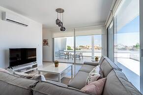 Harmonia 2-BR Apt W Pool in Livadia