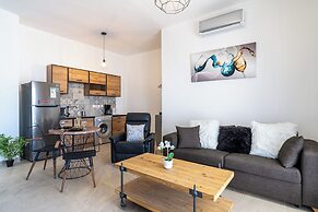 Nala - 2 Bedroom Apt & Patio in Larnaca