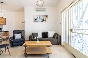 Nala - 2 Bedroom Apt & Patio in Larnaca