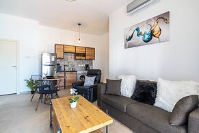Nala - 2 Bedroom Apt & Patio in Larnaca